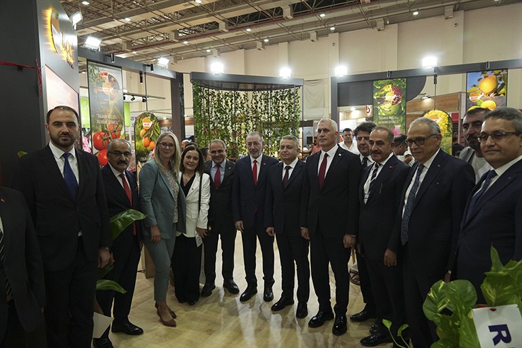 İzmir'deki fuar meyve ve sebze sektörünü buluşturdu