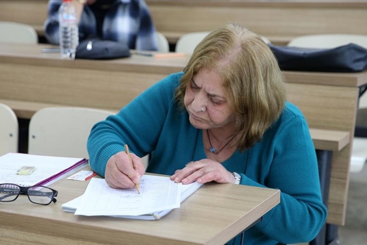 64 yaşında üniversite kazandı