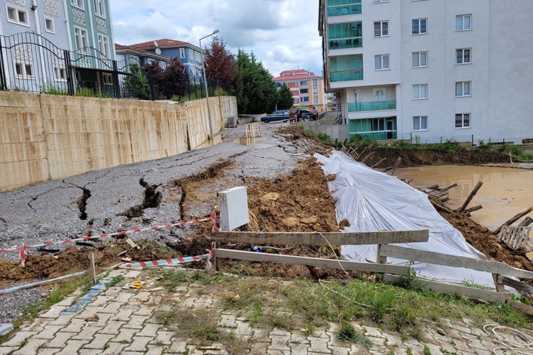 Samsun'da toprak kayması meydana gelen yol kapatıldı