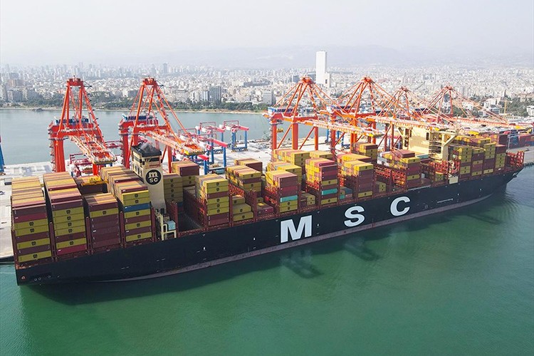 Mersin Limanı'na 400 metrelik konteyner gemisi yanaştı