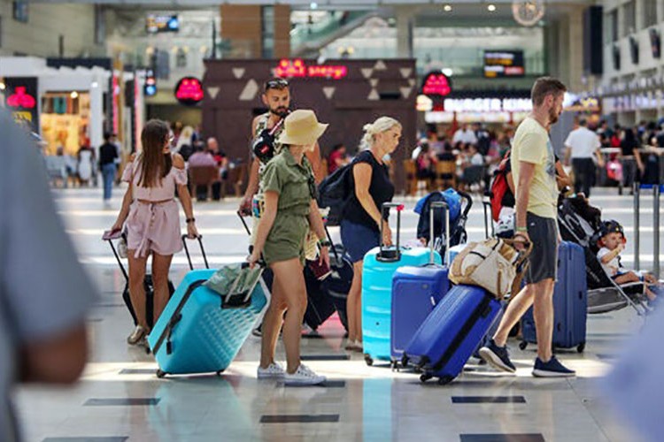 Antalya'ya hava yoluyla gelen turist sayısı 9 milyonu aştı