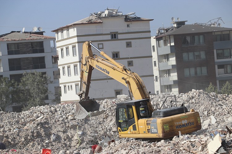 Hatay'da ağır hasarlı binaların yıkımı sürüyor