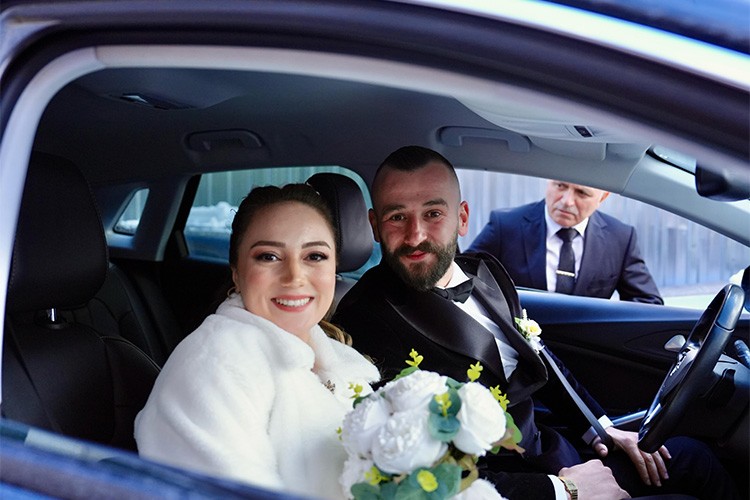 Düğünlerine yetişmeye çalışan gelin ve damat için seferber oldular