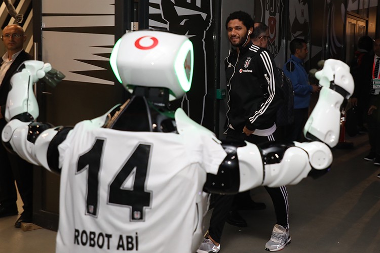 Derbi izleyen ilk robot