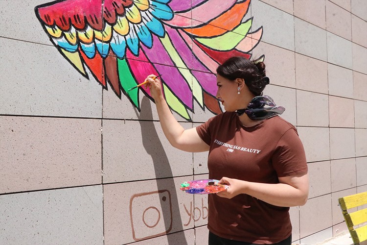 Üniversite öğrencisi fakülte duvarlarını fırçasıyla renklendirdi