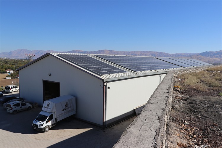 Enerjisini GES'ten sağlayan fabrika ihtiyaç fazlası elektriği satıyor