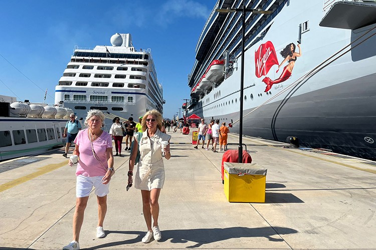 Bodrum'a iki kruvaziyerle 2741 turisti geldi