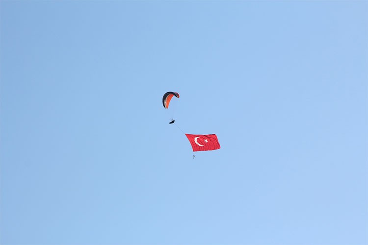 Kaş'ta 101 paraşütçü gökyüzünde bayrak açtı