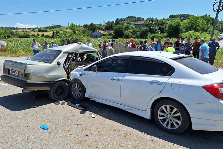 Samsun'da çarpışan iki otomobildeki 9 kişi yaralandı
