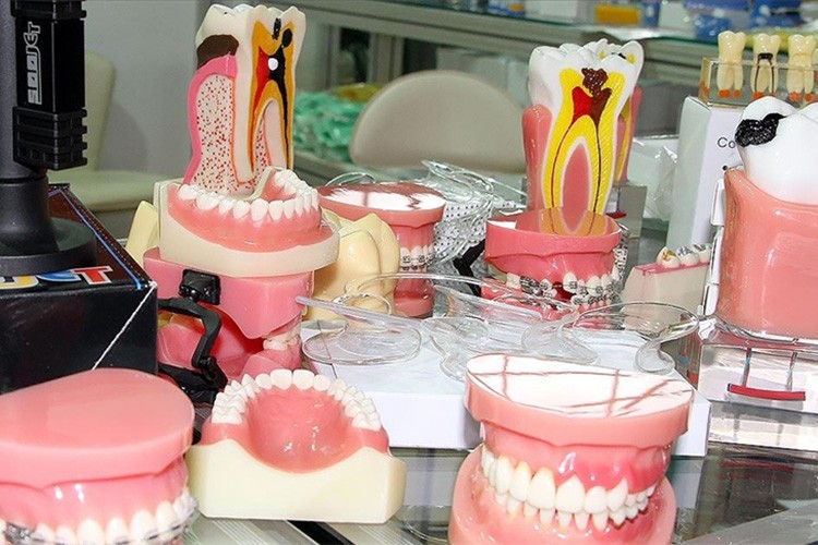 Protez diş bağlantı parçalarında damping önlemine düzenlemesi