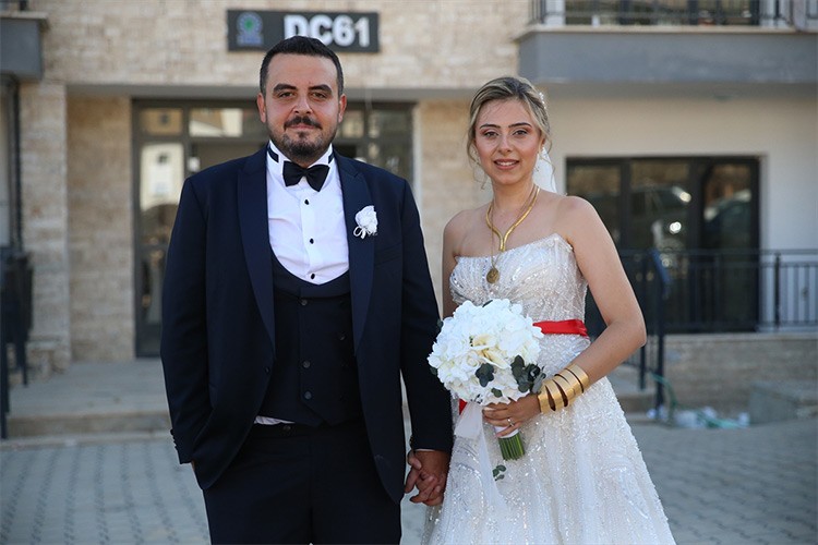 Konutu teslim aldı, ertelediği düğününü yaptı