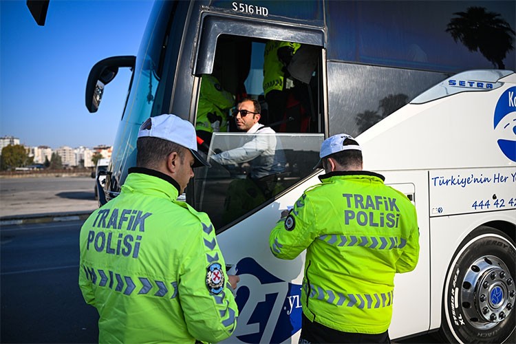 Adana'da trafik polisleri yolcu otobüslerini denetledi