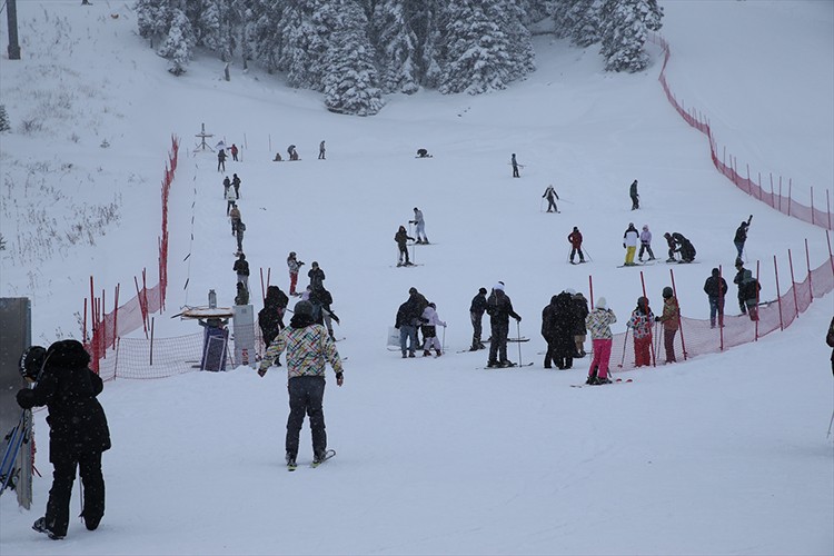 Ilgaz Dağı'nda kayakseverler yoğunluk oluşturdu