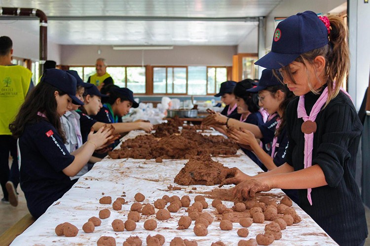 81 ilimize tohum topu hediyesi