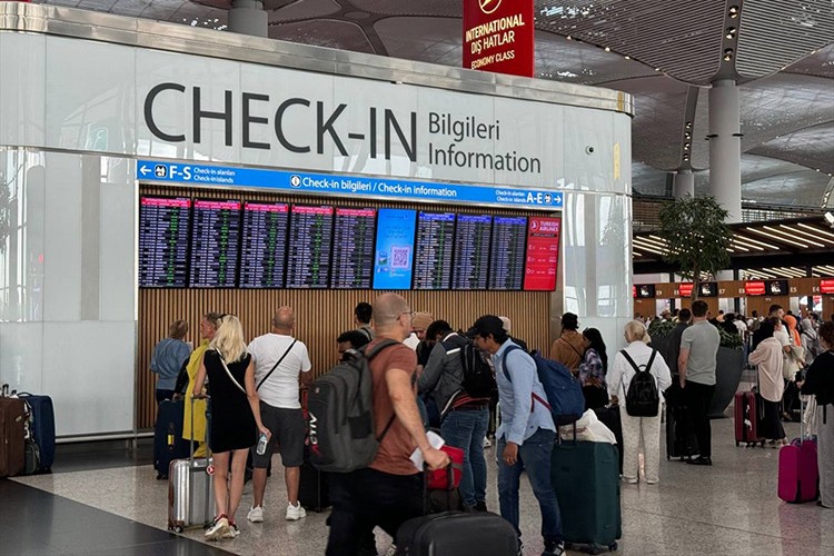 İstanbul Havalimanı'nda yaz tatili dönüşü yoğunluğu yaşanıyor