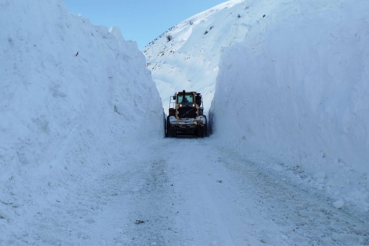 Yüksekova'da mezra yoluna ikinci kez düşen çığ temizlend