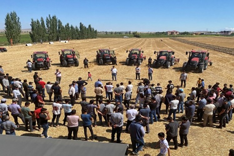 TürkTraktör ürünlerini çiftçilerle buluşturdu