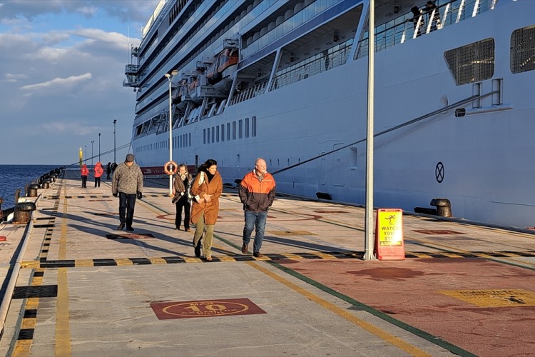 Kuşadası'na yılın ilk kruvaziyeri geldi