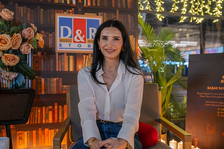 Başak Sayan, yeni kitabının lansmanında bir sonrakinin de müjdesini verdi