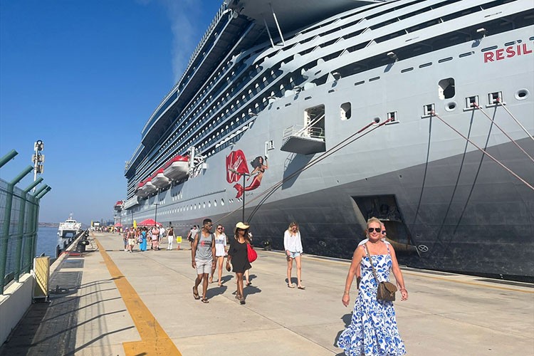 Bodrum'a "Resilient Lady" kruvaziyeriyle 2 bin 600 yolcu geldi