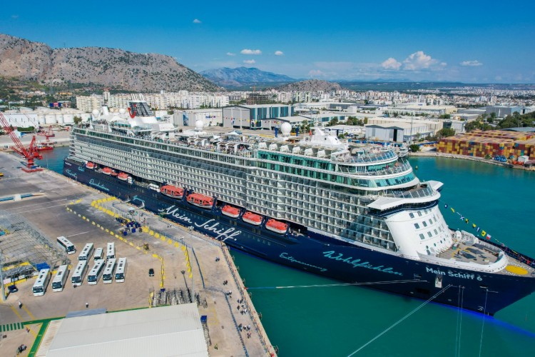 26 gemi ve 33 bin 697 kruvaziyer yolcusunu ağırladı