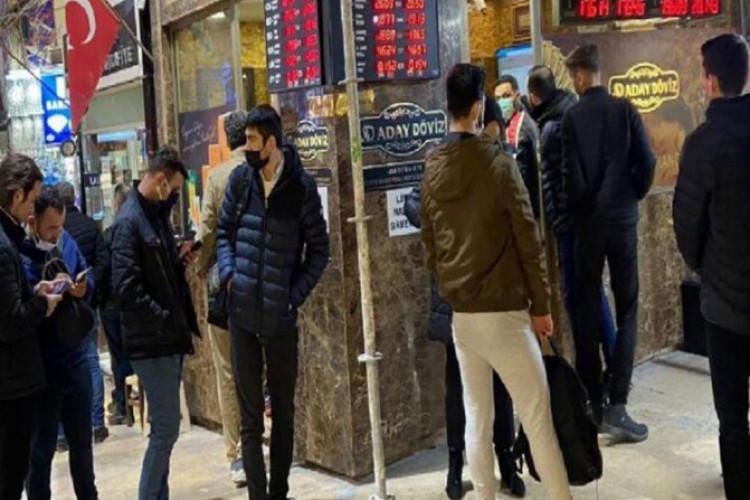 Dolar 14.71'den açıldı