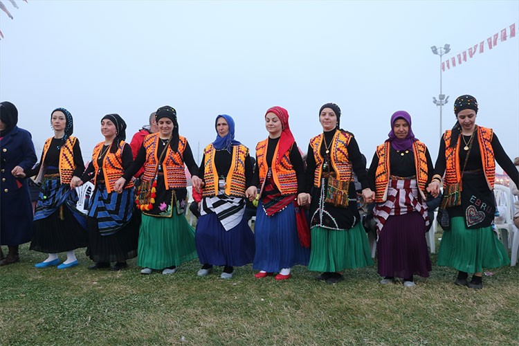 Yöresel kıyafetleriyle Tekirdağ'da şenliklere renk katıyor