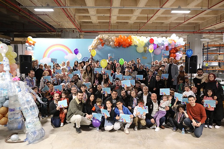 Minik sanatçılar dev bir ileri dönüşüm heykeli inşa etti