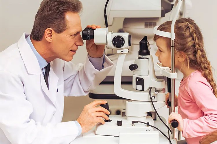 Sömestir tatilinde çocukların göz muayenelerini yaptırın