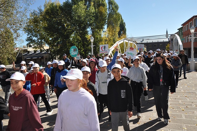 Kars'ta sağlıklı yaşam yürüyüşü yapıldı