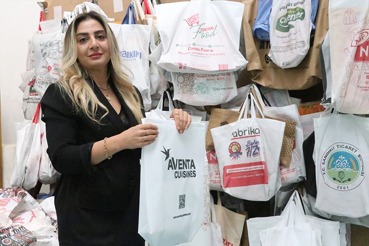 Ürettiği bez çantaları Avrupa ve Orta Doğu'ya ihraç ediyor
