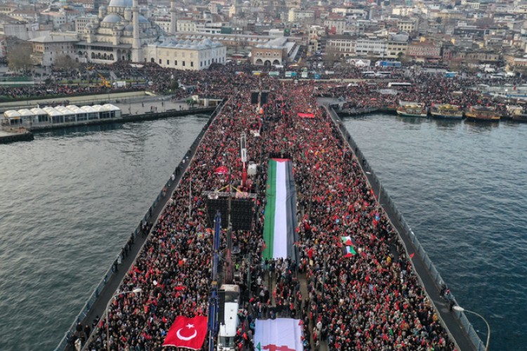 On binler Galata Köprüsü'ne yürüdü