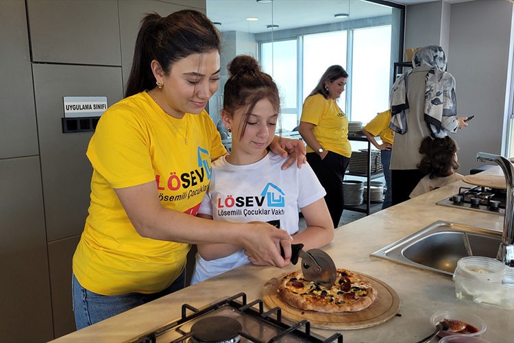 Samsun'da lösemili çocuklar anneleriyle pizza yaptı