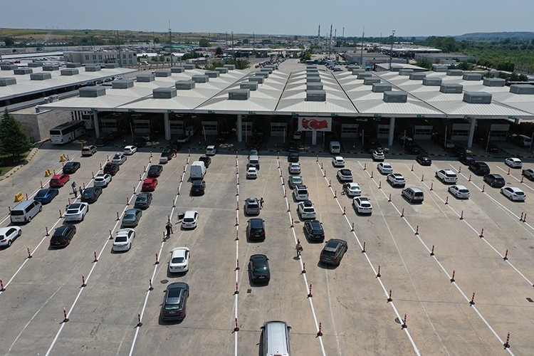 Avrupa'da yaşayan Türklerin tatil için yurda gelişleri sürüyor