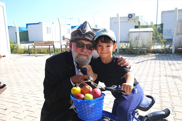 Bahçesinden topladığı elmaları depremzedelere dağıttı