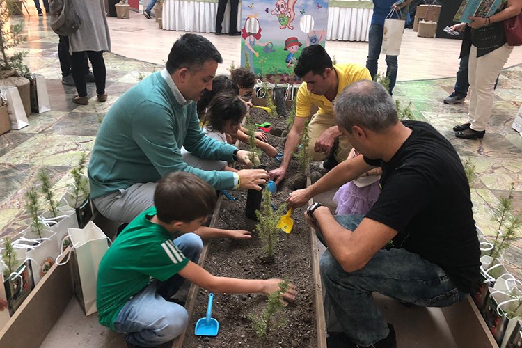 Çocuklarla fidan dikti