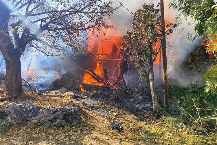 Mersin'de evden meyve bahçesine sıçrayan yangın söndürüldü
