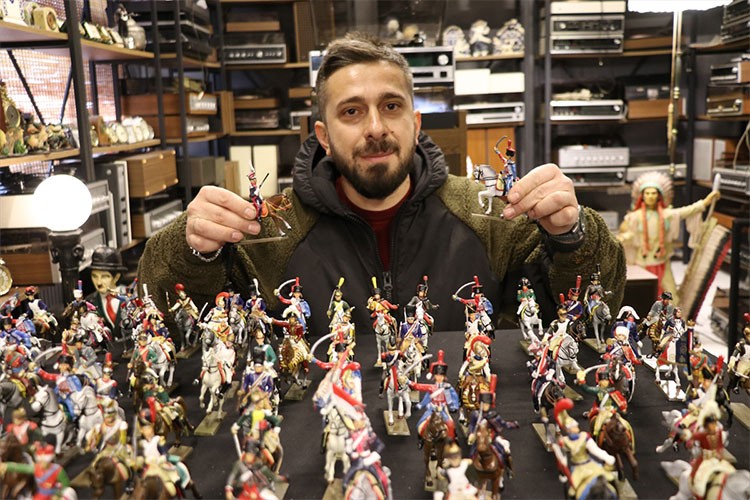 Antika tutkunu işçi 6 yılda biriktirdiği objeleri depoda sergiliyor