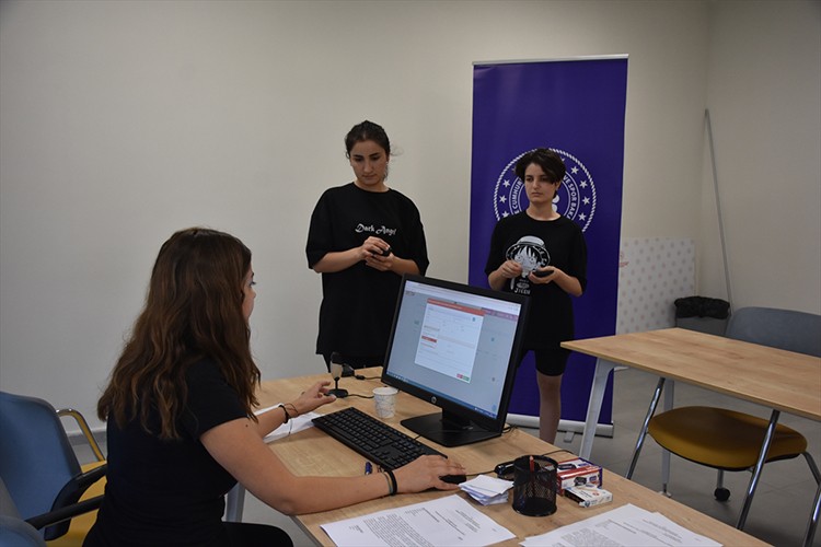 "Seyahatsever" gençler Antalya'ya gelmeye başladı