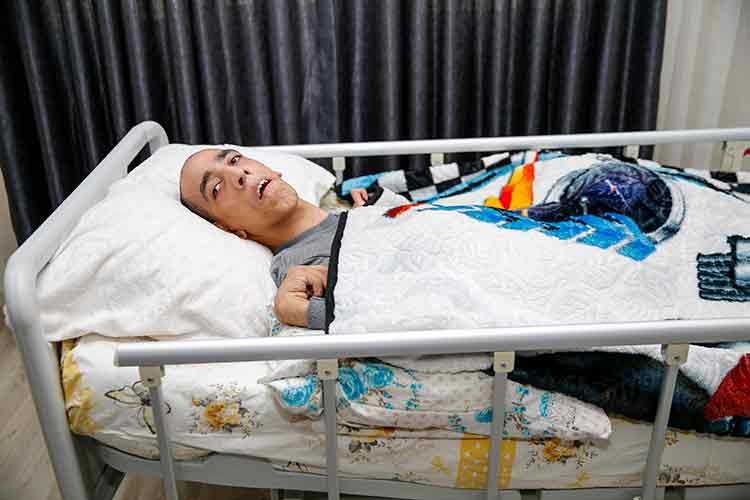 Yatağa bağımlı hasta depremden sıyrıklarla kurtulmuş