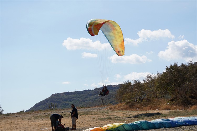 Uçmakdere hafta sonu yamaç paraşütü tutkunlarını ağırlıyor
