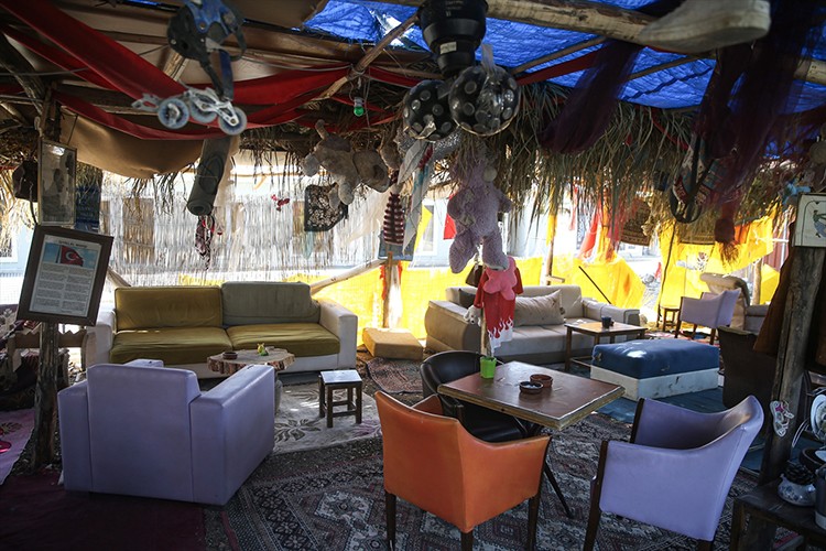 Enkazdan topladığı eşyaları "kafe"de sergiliyor