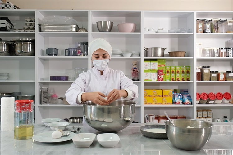 Kadınlar AB destekli projeyle ailesinden kopmadan istihdama dahil ediliyor