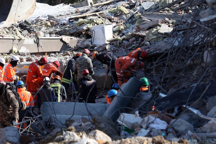 DEPREMİN ÜZERİNDEN 1 YIL GEÇMESİNE RAĞMEN SORUNLAR DEVAM EDİYOR