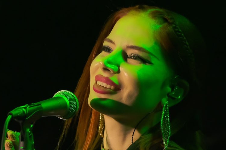 Layla Puliçe içimizi ısıtan güçlü sesiyle sahnede