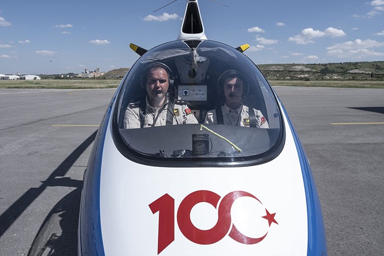 Jandarmanın havadaki yardımcısı "milli gözlerle" görüyor