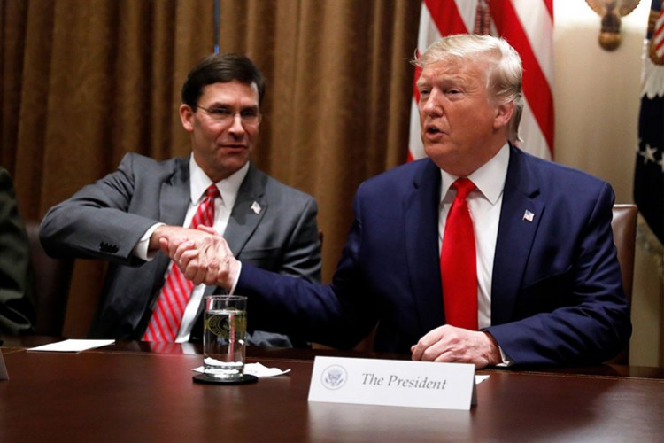 Savunma Bakanını görevden aldı