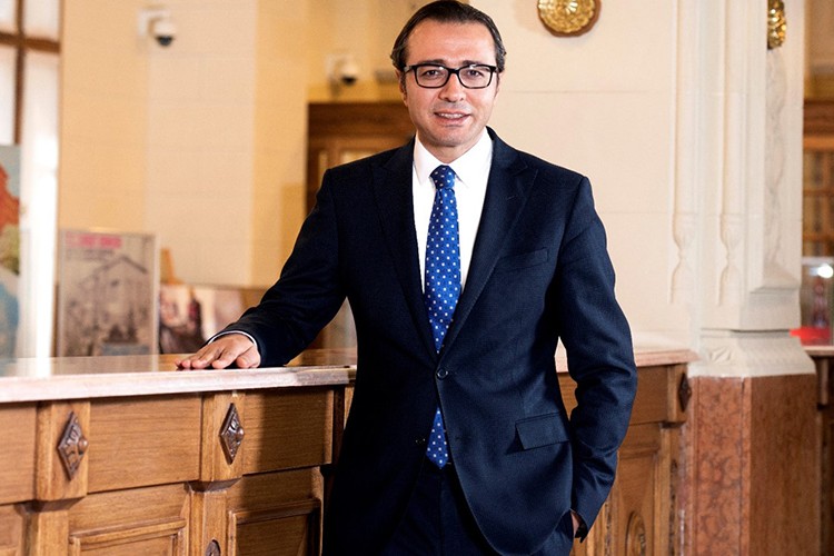 Müşterinin yanında