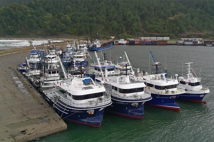 Sinop'ta balıkçı tekneleri limana sığındı