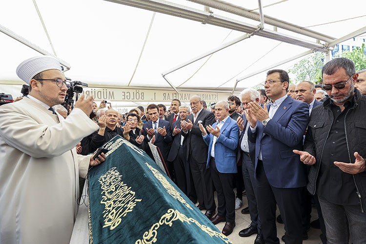 Sanatçı Nuri Sesigüzel son yolculuğuna uğurlandı